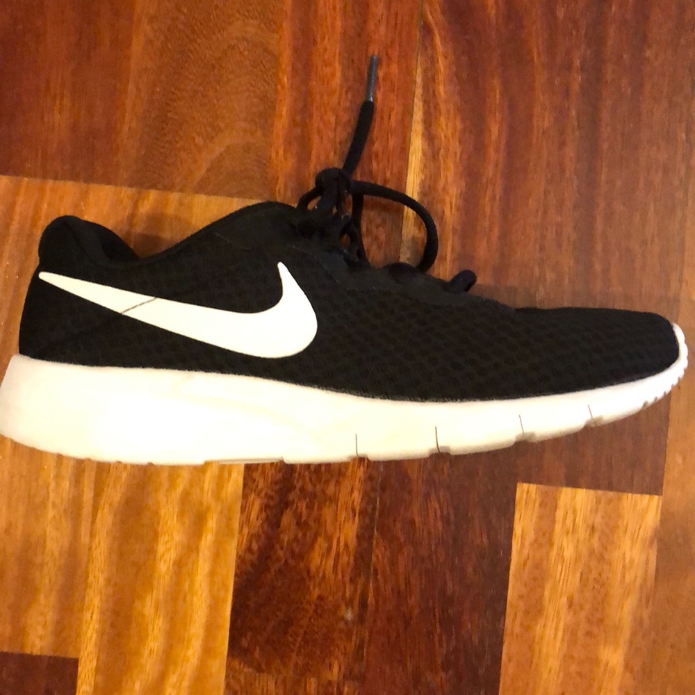 Women’s Nike shoe